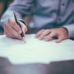 Professionista con checklist documenti immobiliari — due diligence acquisto immobile Puglia