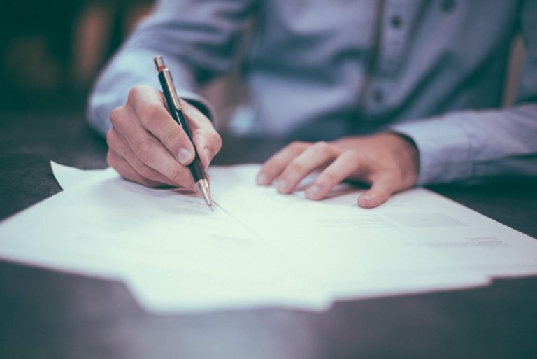 Professionista con checklist documenti immobiliari — due diligence acquisto immobile Puglia